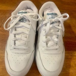 Women’s Classic Reebok Tennis Shoes 7.5/8